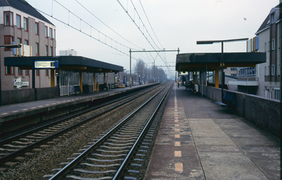 883892 Gezicht op de perrons van het N.S.-station Houten aan het Onderdoor te Houten.